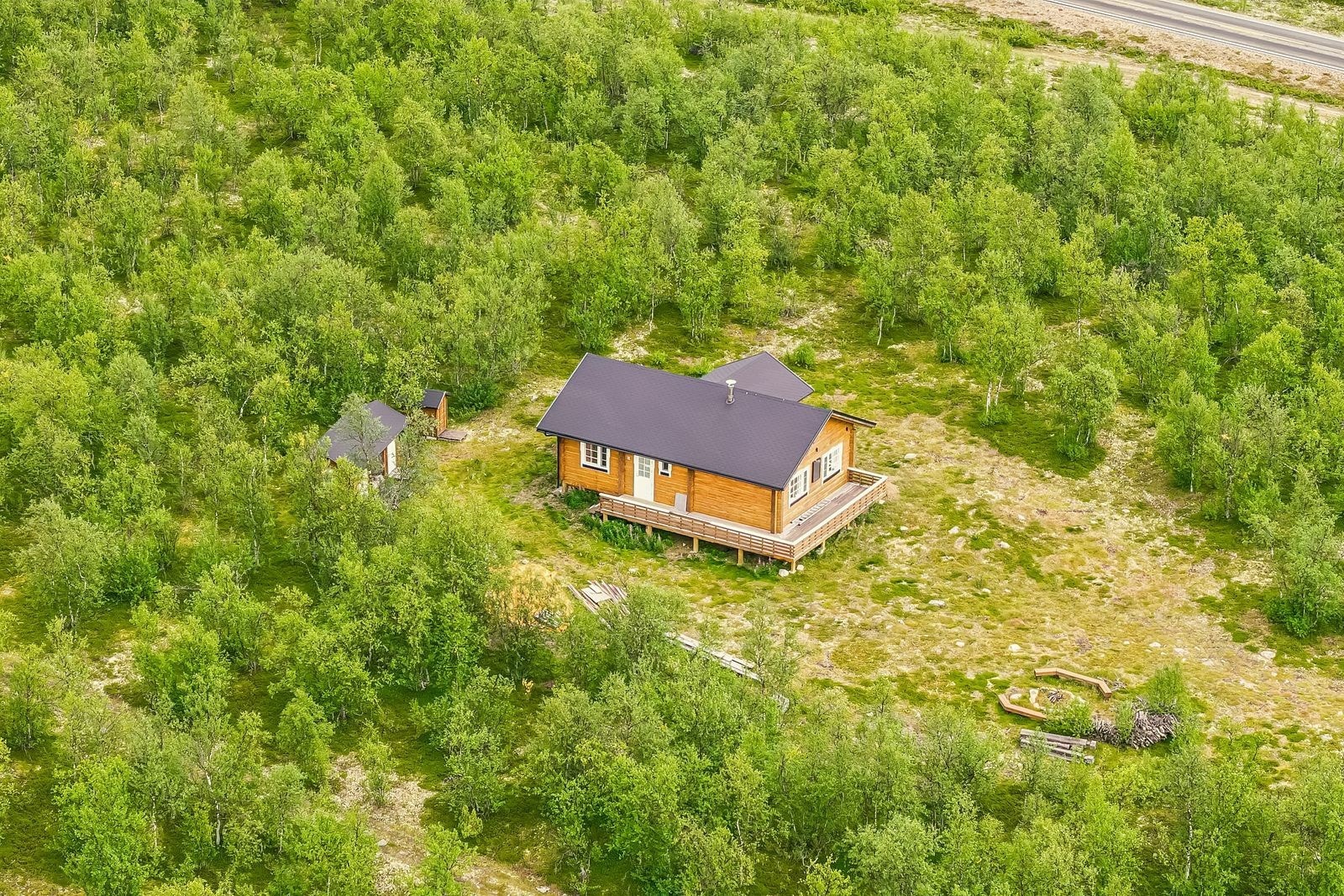 Moderne hytte som selges ferdig møblert. Strøm fra aggregat og oppvarming med vedovn!