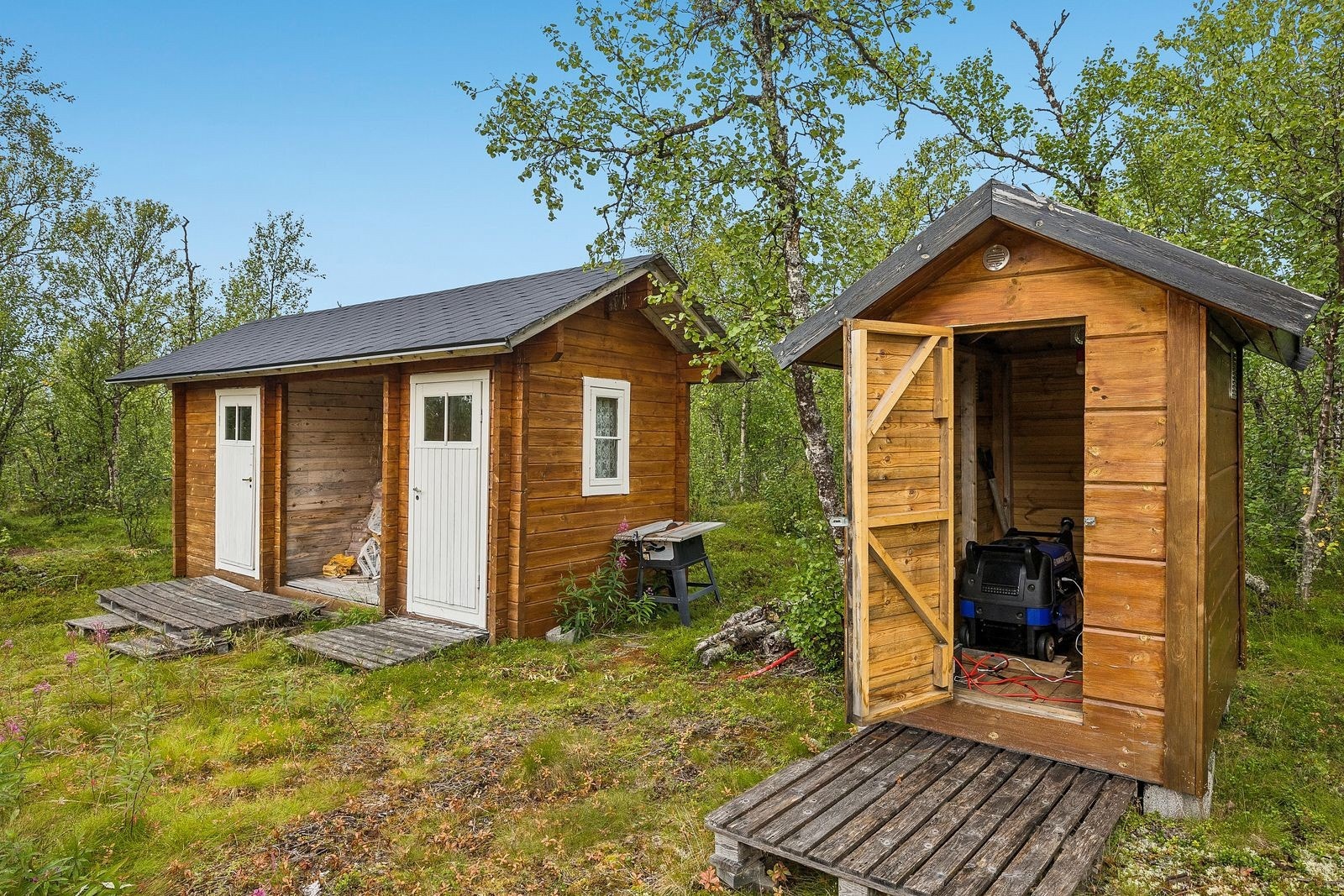 Uthus og utedo, samt aggregathus fra 2018.