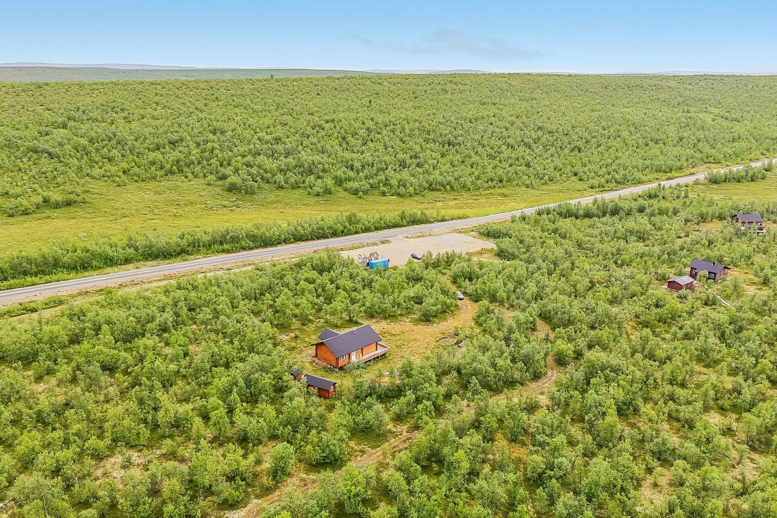Idyllisk beliggenhet i naturskjønne omgivelser - med nærhet til flotte jaktterreng, scooterløype og multemyrer.