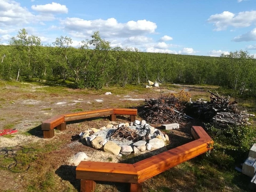 Hyggelig uteområde med bålplass med sittebenker