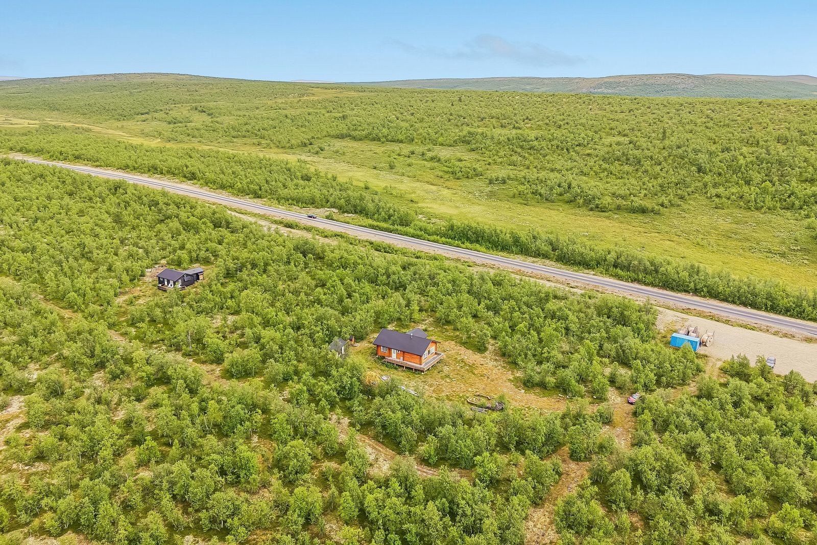 Det er enkel adkomst med sommervei/sti frem til hytta, og ca. 50 meter fra felles parkeringsplass