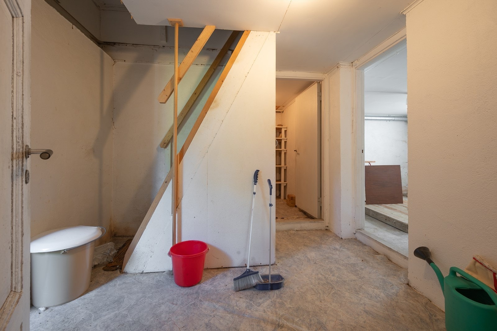 Kjelleren har god takhøyde og direkte adkomst via innvendig trapp. Galleribilde
