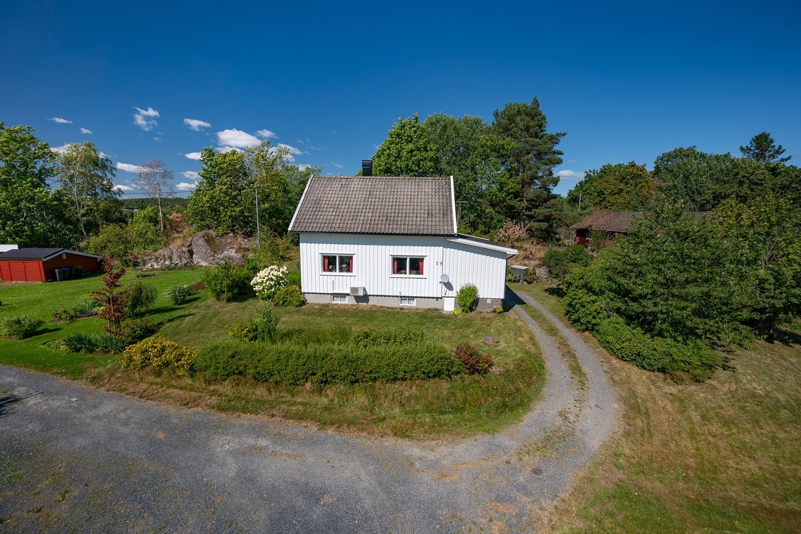 Boligen ligger tilbaketrukket fra veien, omkranset av egen tomt og natur. Galleribilde