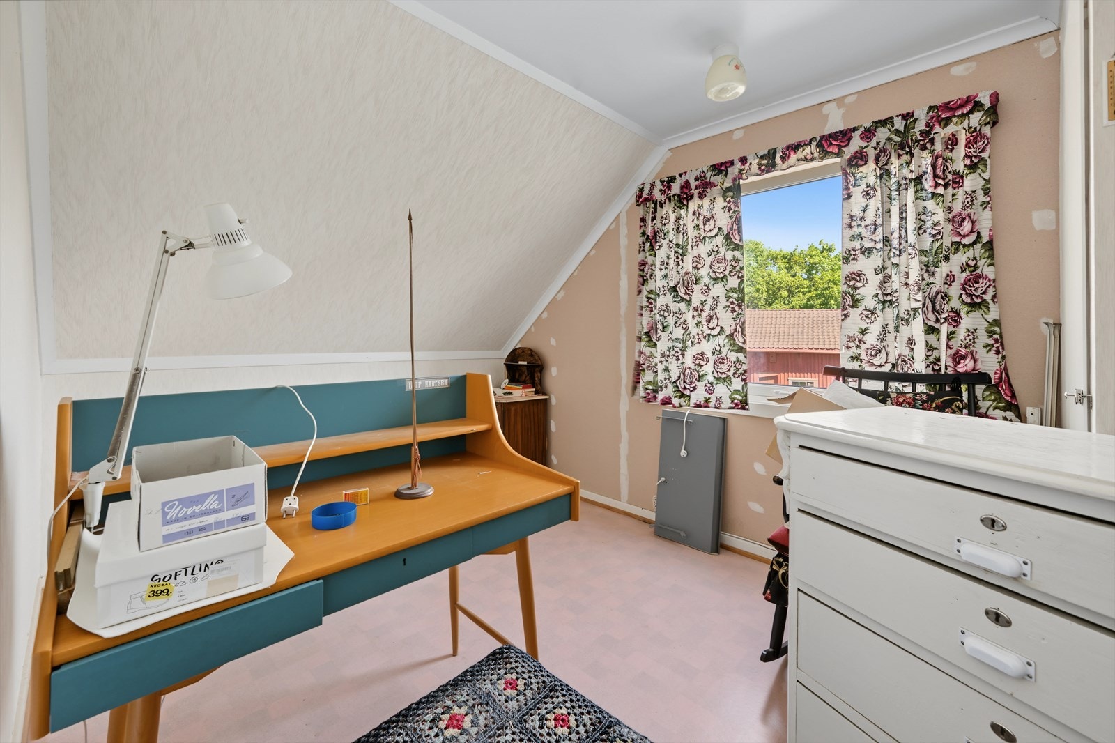 Et av rommene på loftet, med sjarmerende skråtak. Galleribilde