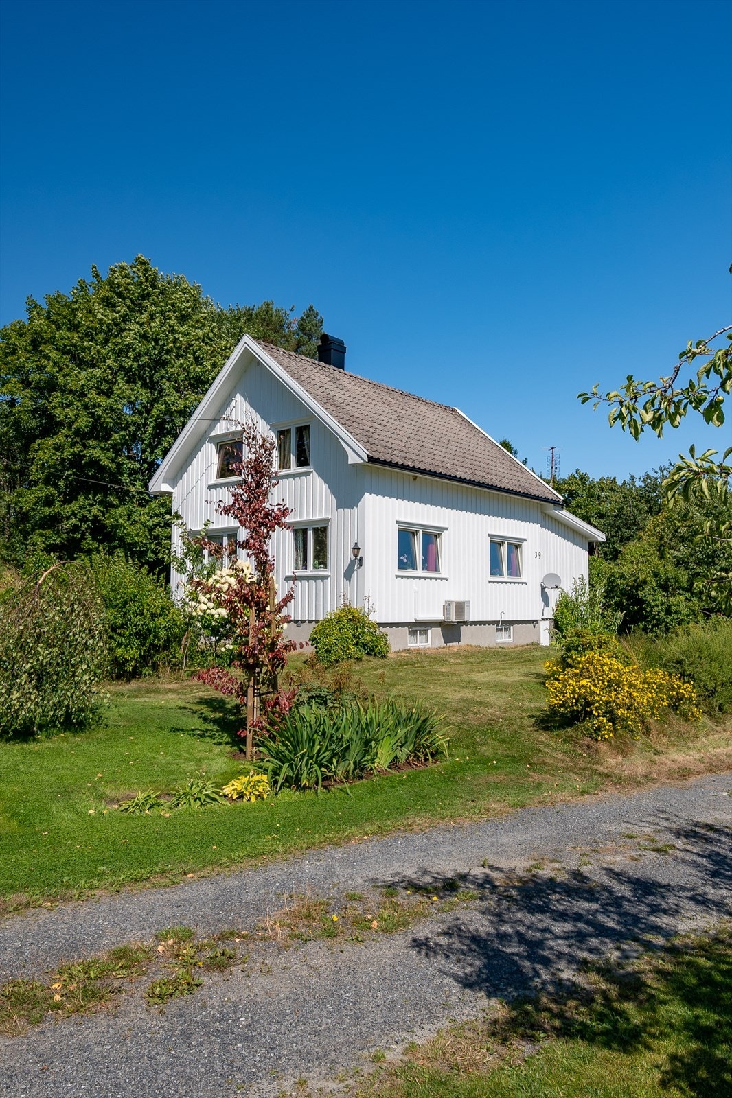 Sjarmerende småbruk på 13 mål med en skjermet og landlig beliggenhet. Galleribilde