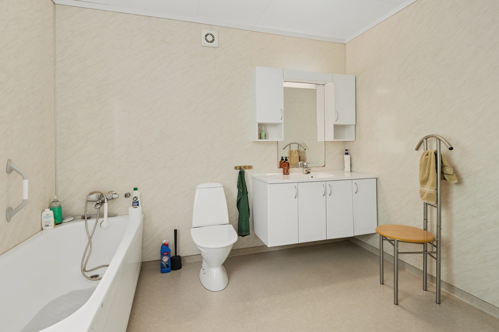 Badet ble etablert i tilbygget fra 2005 og er innredet med badekar. Galleribilde