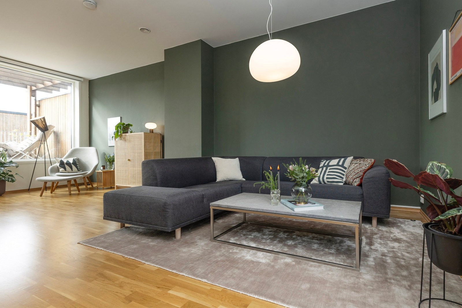 Loftstua har ekstra takhøyde og meget god romfølelse. Her er det plass til flere soner i rommet eller alternativt sette opp en lettvegg for et fjerde soverom. Galleribilde