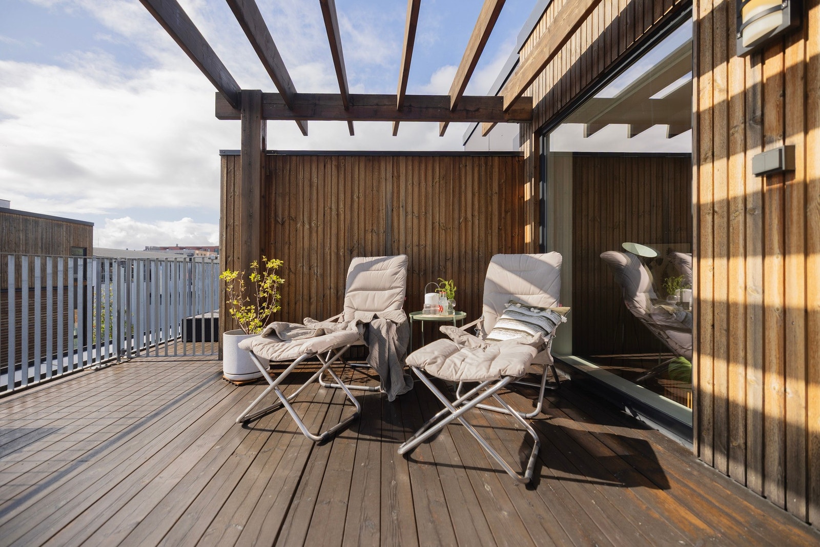 Takterrassen har en lun og skjermet utforming - perfekt for lange sommerdager. Galleribilde