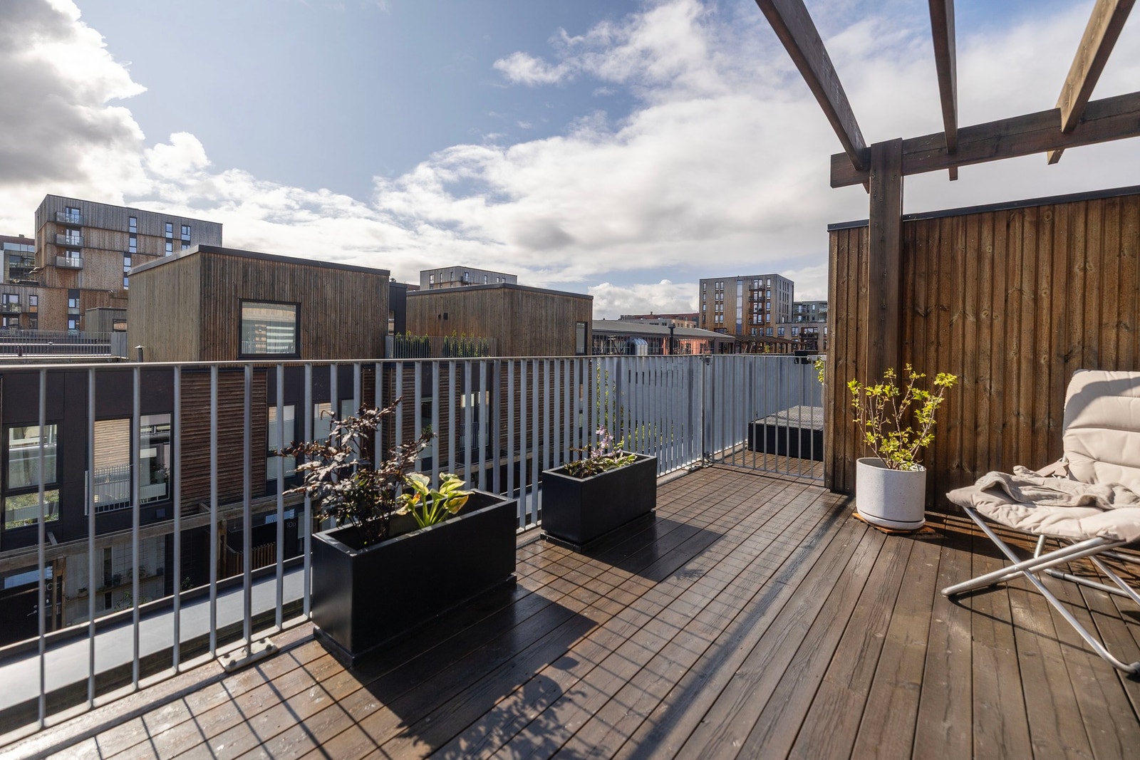 Stor og solrik takterrasse Galleribilde