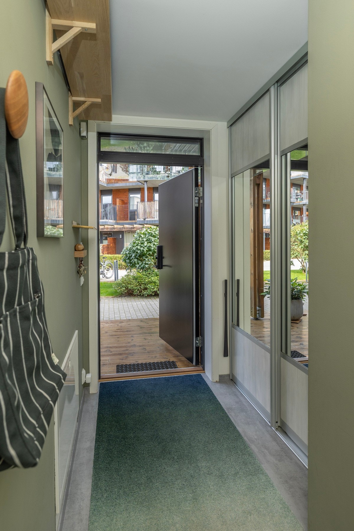 Velkommen inn - praktisk entré med romslig speil -skyvedørsgarderobe. Gulv med varme. Galleribilde