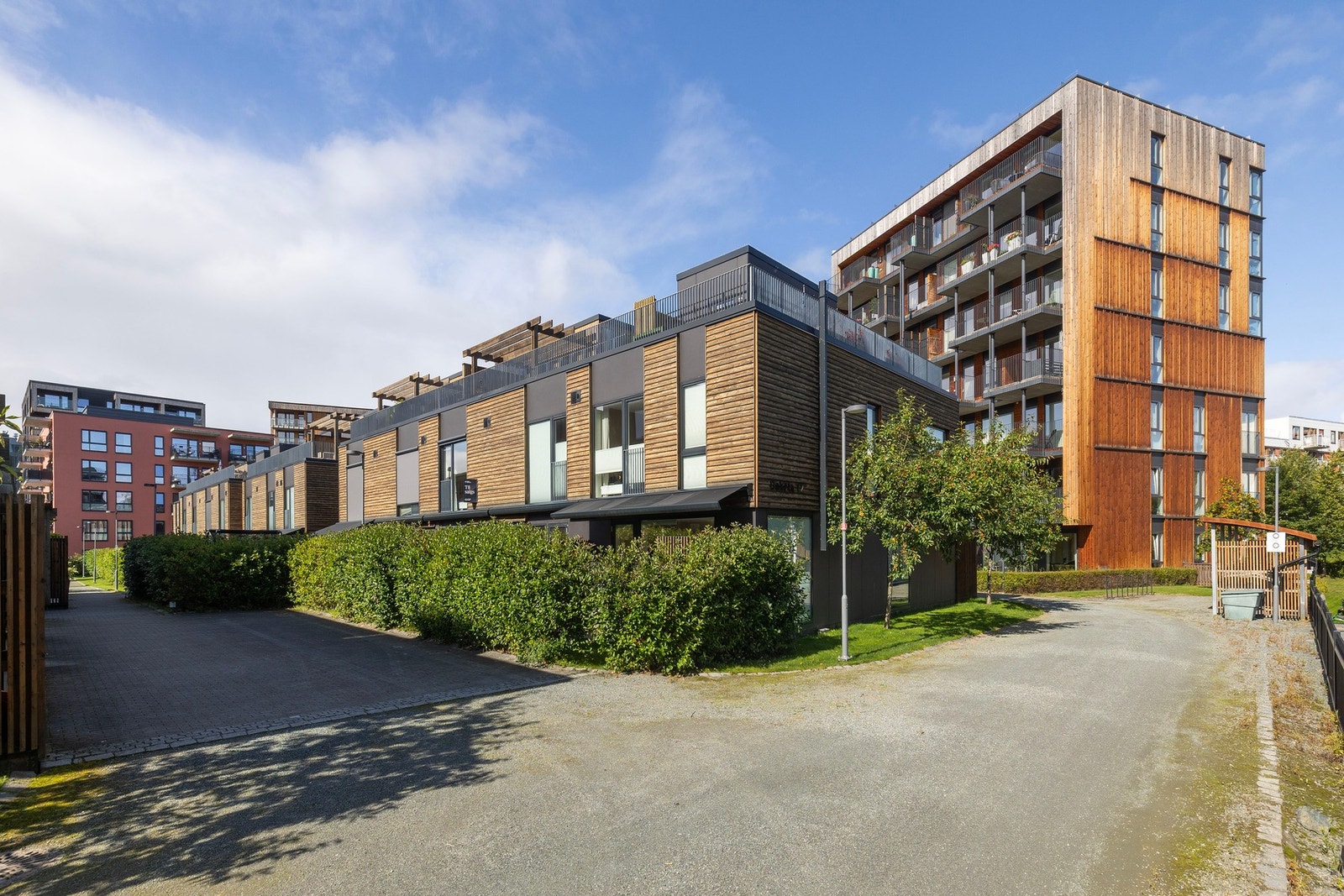 Fasade og og nabolaget. Lilleby er et urbant, grønt og bilfritt område. Galleribilde