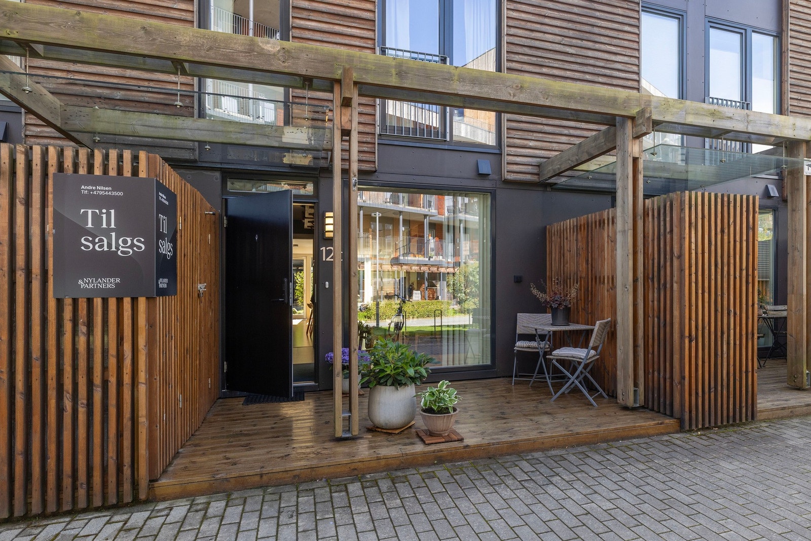 Velkommen til Dakota 12C. Boligen ble ferdigstilt høsten 2016 og har en gjennomgående moderne standard. Inngangsparti med markterrasse og praktisk plassbygd utebod. Galleribilde
