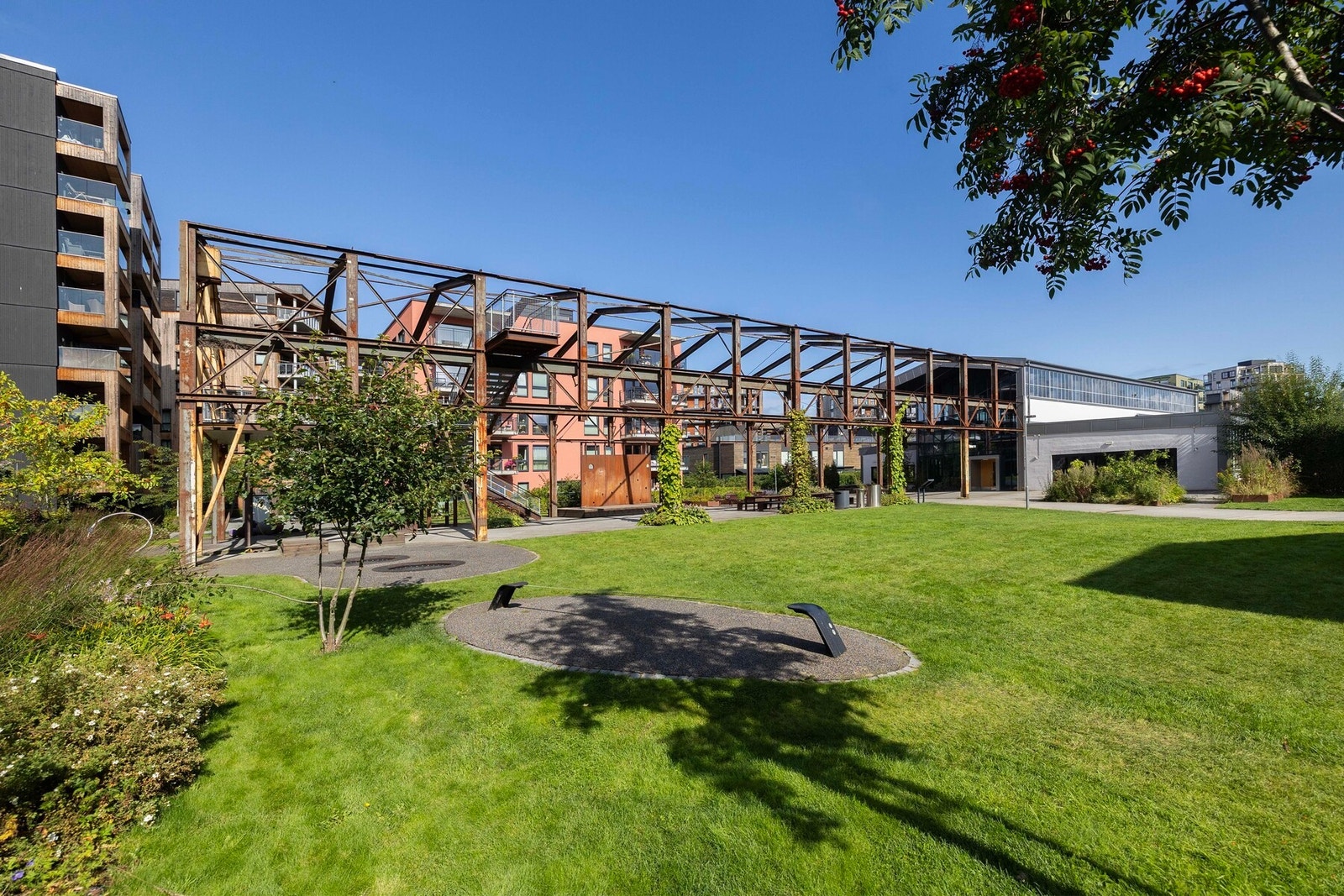 Maskinparken, flotte fellesarealer med store grønne plener og mange lekeplasser. Gjenstående konstruksjoner forteller historien om Lilleby. Galleribilde