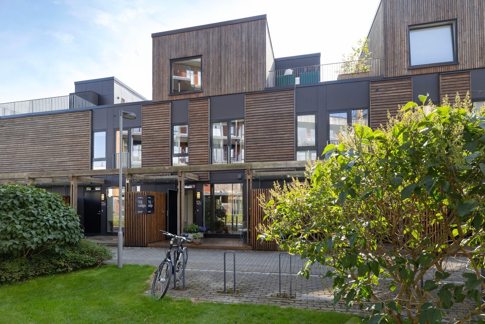 Moderne arkitektur med grønne fellesarealer. Galleribilde