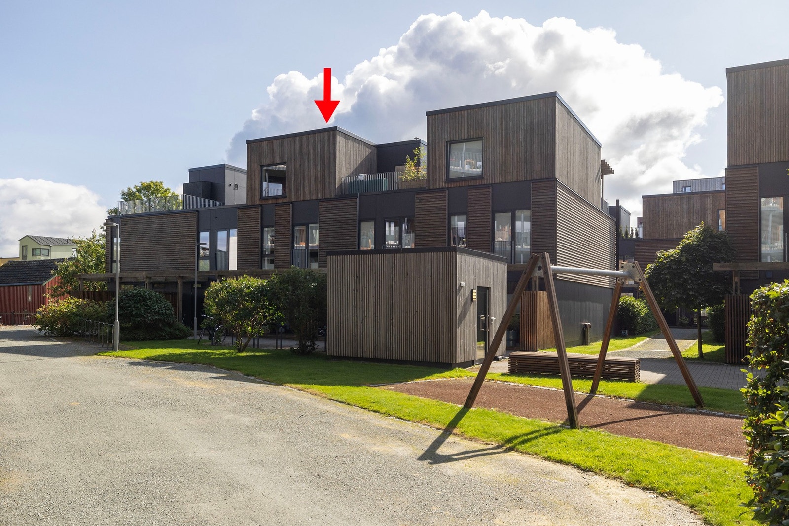 Boligens plassering markert med rød pil. Kort vei bort til nedgang til p-kjeller, via trappehuset midt i bildet. Galleribilde