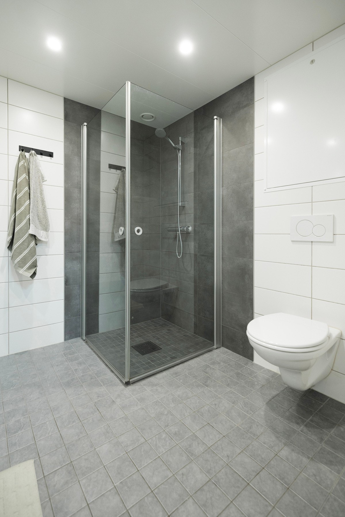 Romslig dusjsone med innfellbare glassvegger, downlights i taket vegghengt wc. Oppgradert i 2025. Galleribilde