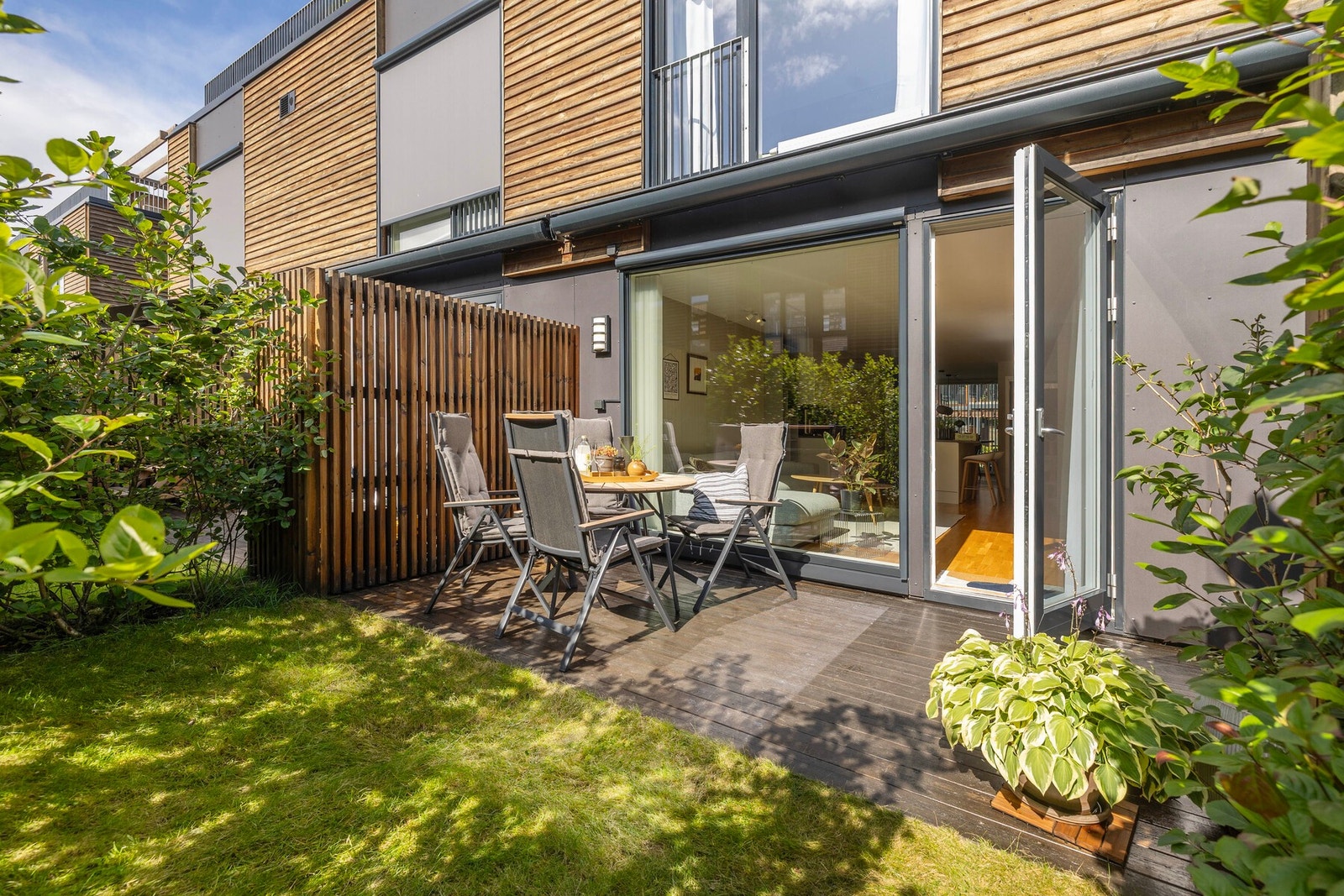 Direkte utgang til hyggelig terrasse og privat uteområde - en naturlig forlengelse av stuen. Galleribilde