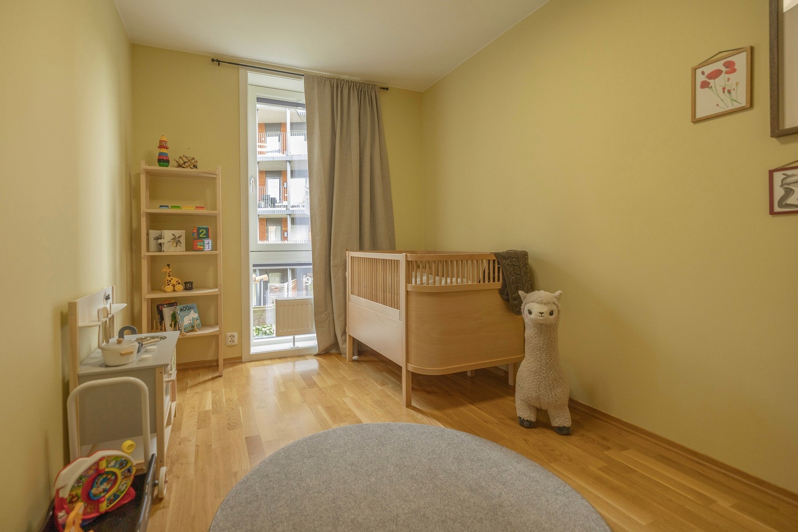 Lyst og innbydende barnerom med gode møbleringsmuligheter. Alle soverom er på samme plan og i nærhet til badet og innvendig bod. Galleribilde