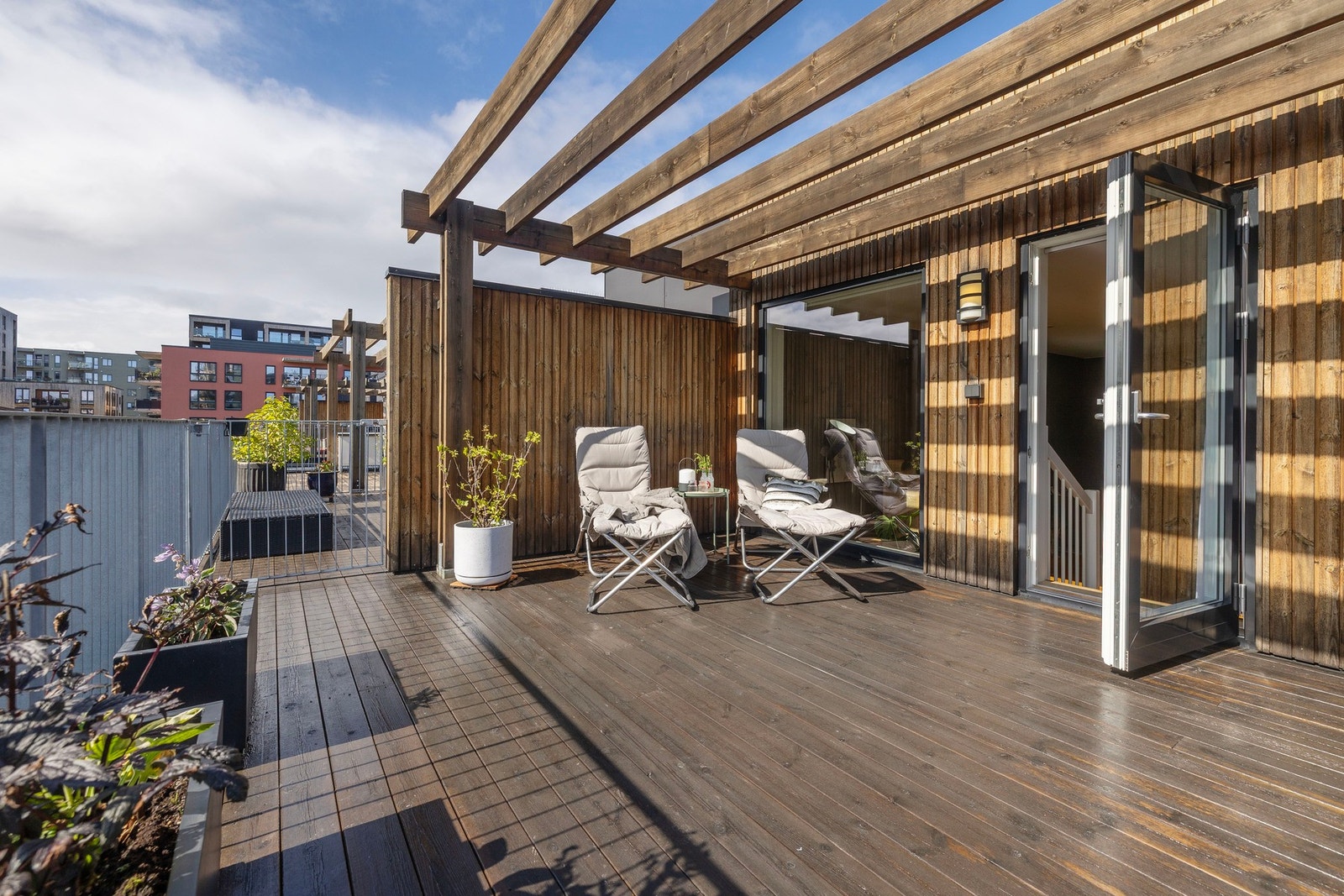 Stor og flott takterrasse på ca. 19 kvm med gode solforhold og god plass til flere sittegrupper. Oppleves skjermet og med lite innsyn. Galleribilde