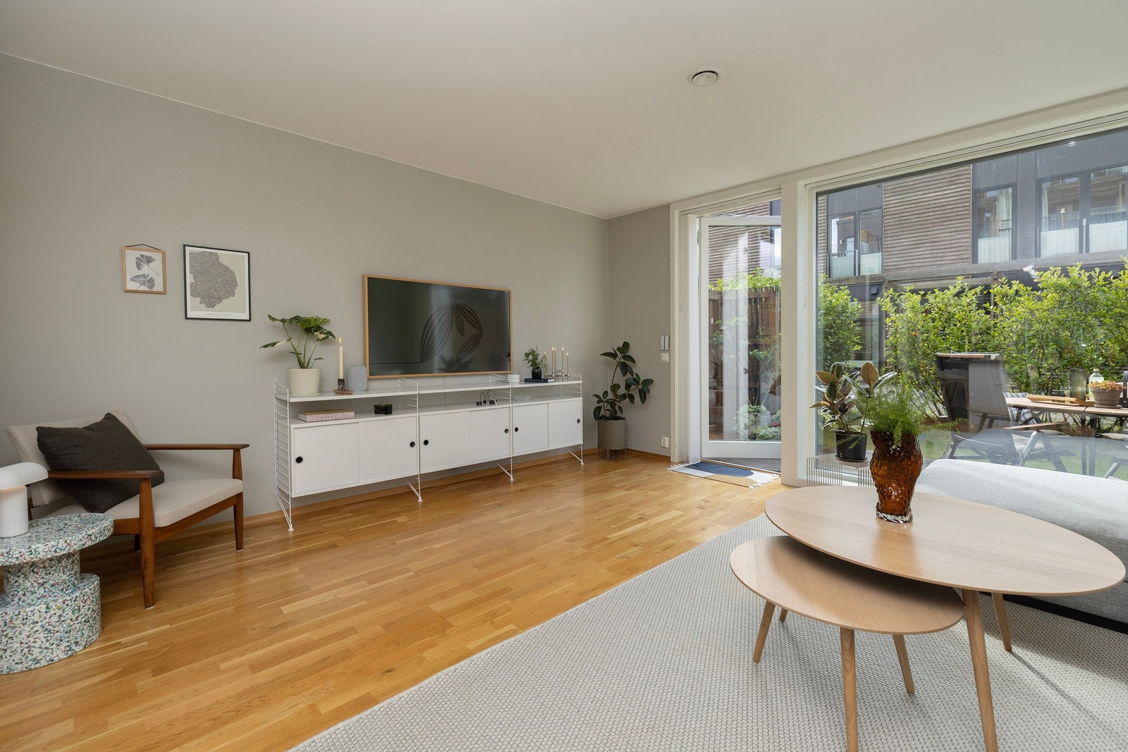 Romslig og lys stue med vannbåren gulvvarme. Stua har utgang til sydvendt markterrasse med svært gode solforhold fra morgen til kveld. Galleribilde