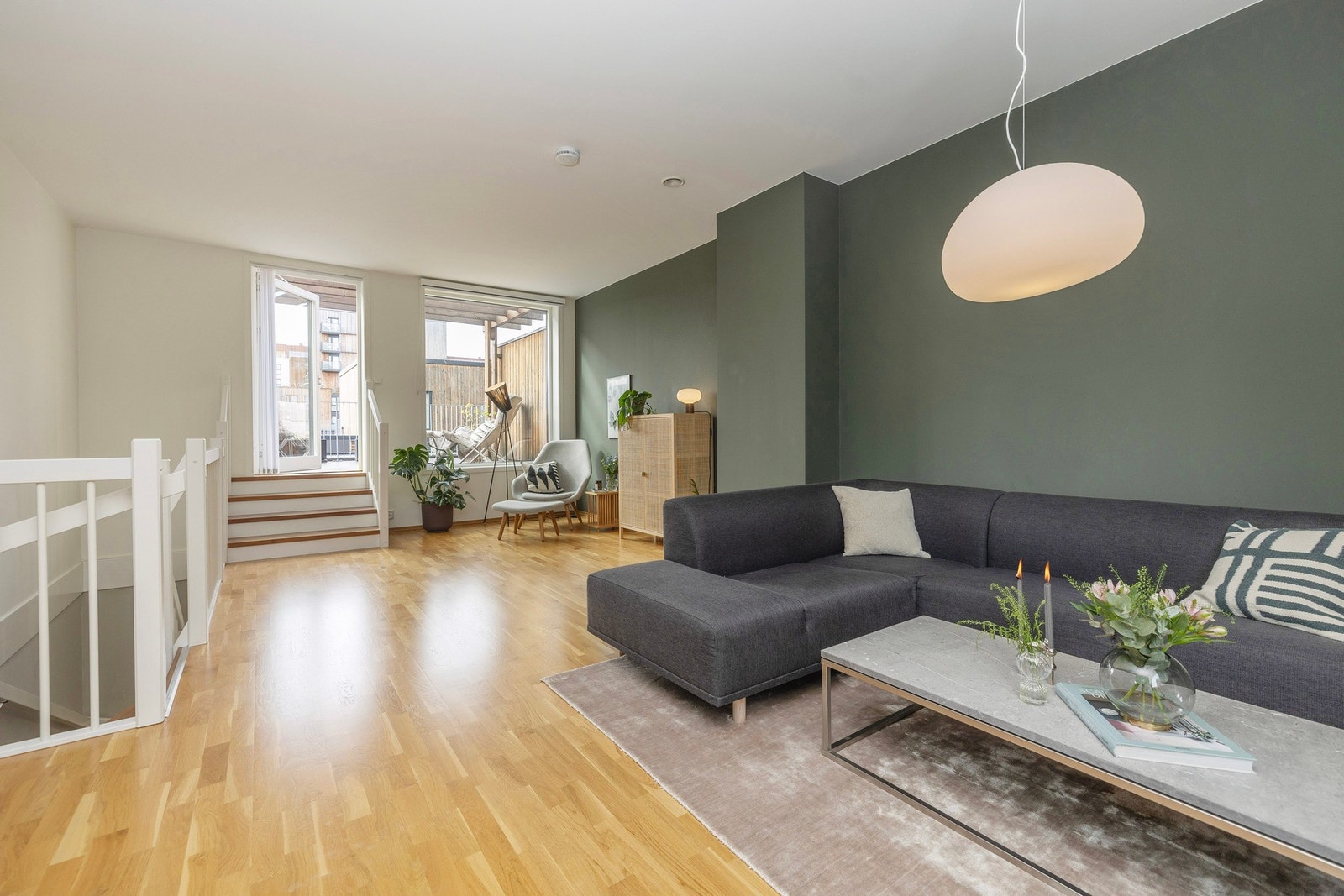 Loftstue med utgang til takterrasse Galleribilde