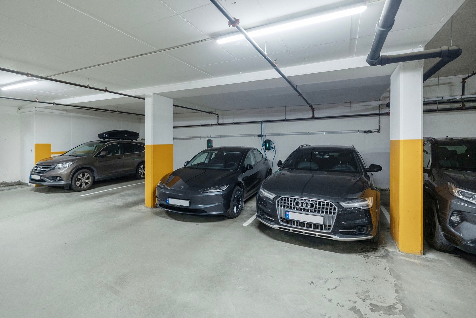Opparmet garasjeanlegg med fast parkeringsplass med elbillading. Galleribilde