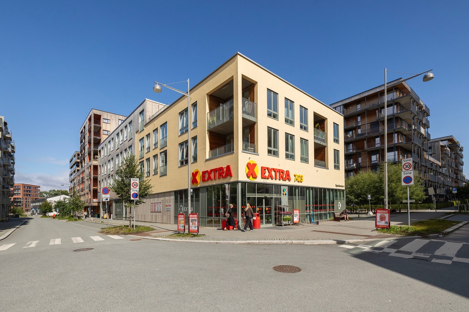 Coop Extra ligger i nabolaget, og rett nedenfor finner du Kiwi - ekstra praktisk i hverdagen. Galleribilde