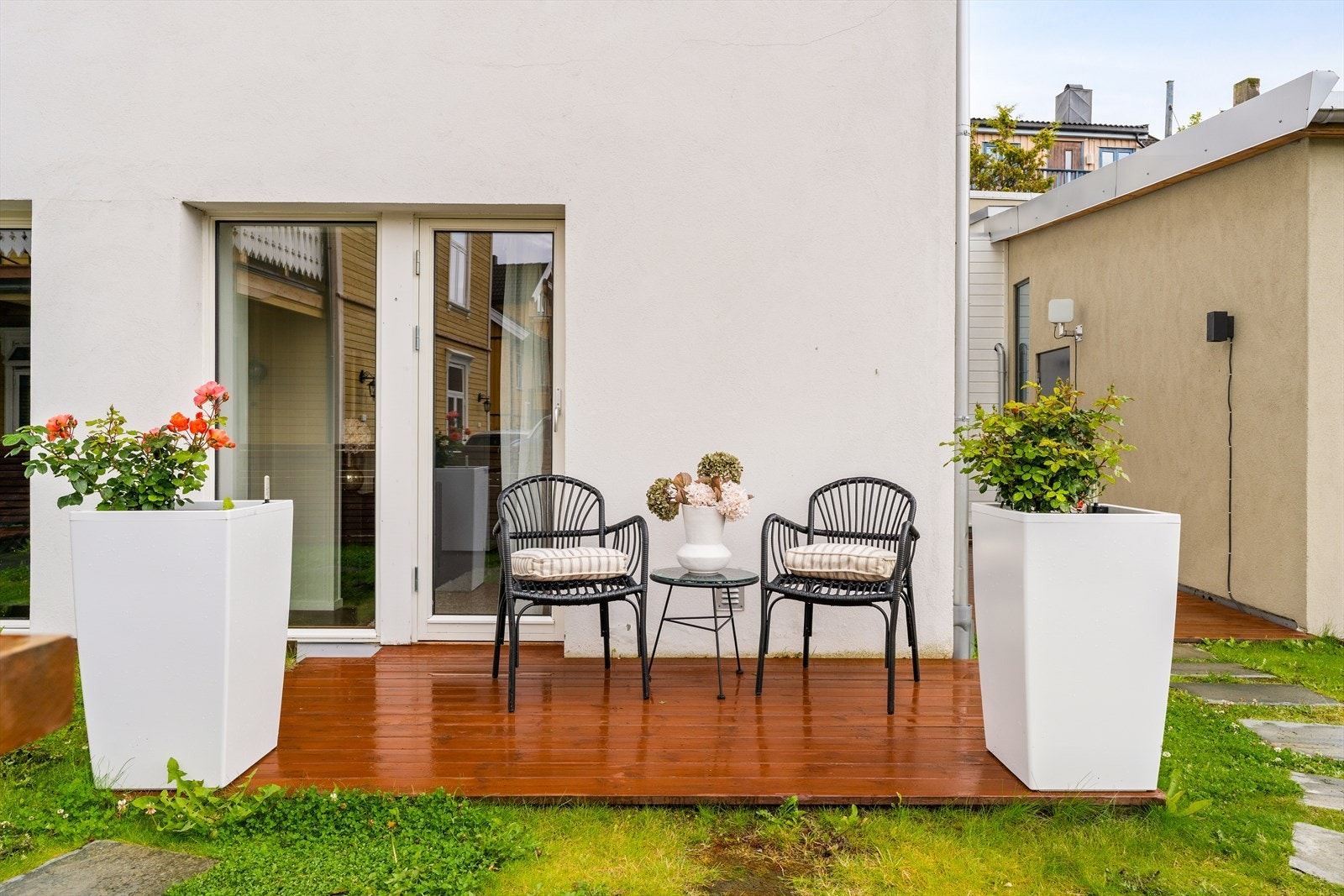 Fra verandadøren er det utgang til en veranda som er naturlig for seksjonen å benytte. Galleribilde