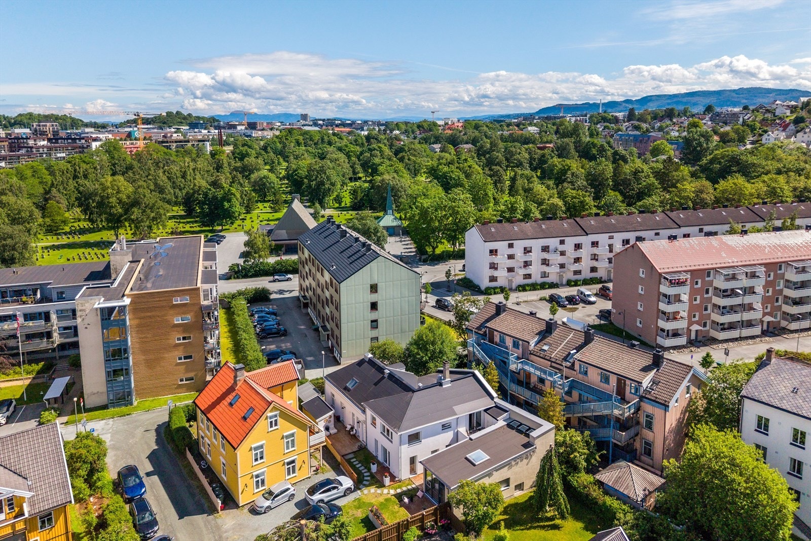 Med kort gangavstand til et bredt utvalg av fasiliteter har du alt du trenger rett utenfor døren, enten det er kollektivtransport, servicetilbud, treningssentre eller hyggelige serveringssteder. Ideelt for unge voksne og studenter. Galleribilde