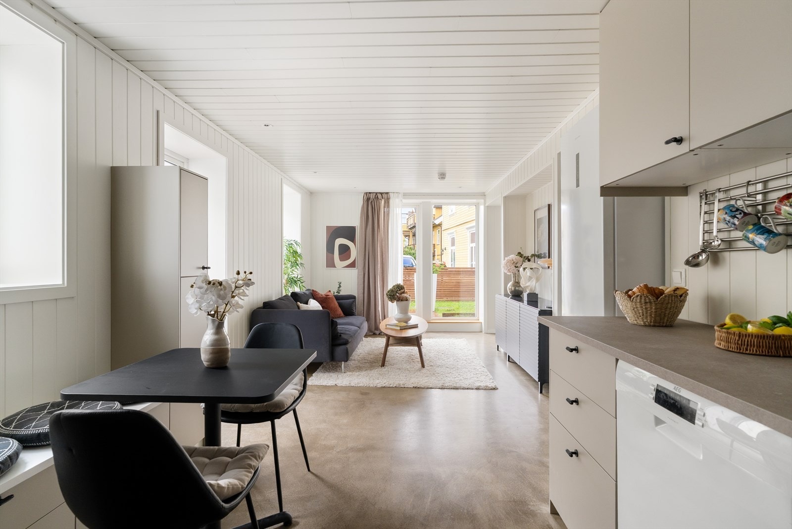 Gjennomgående for leiligheten, utenom baderom er det oljet betonggulv med gulvvarme. Galleribilde
