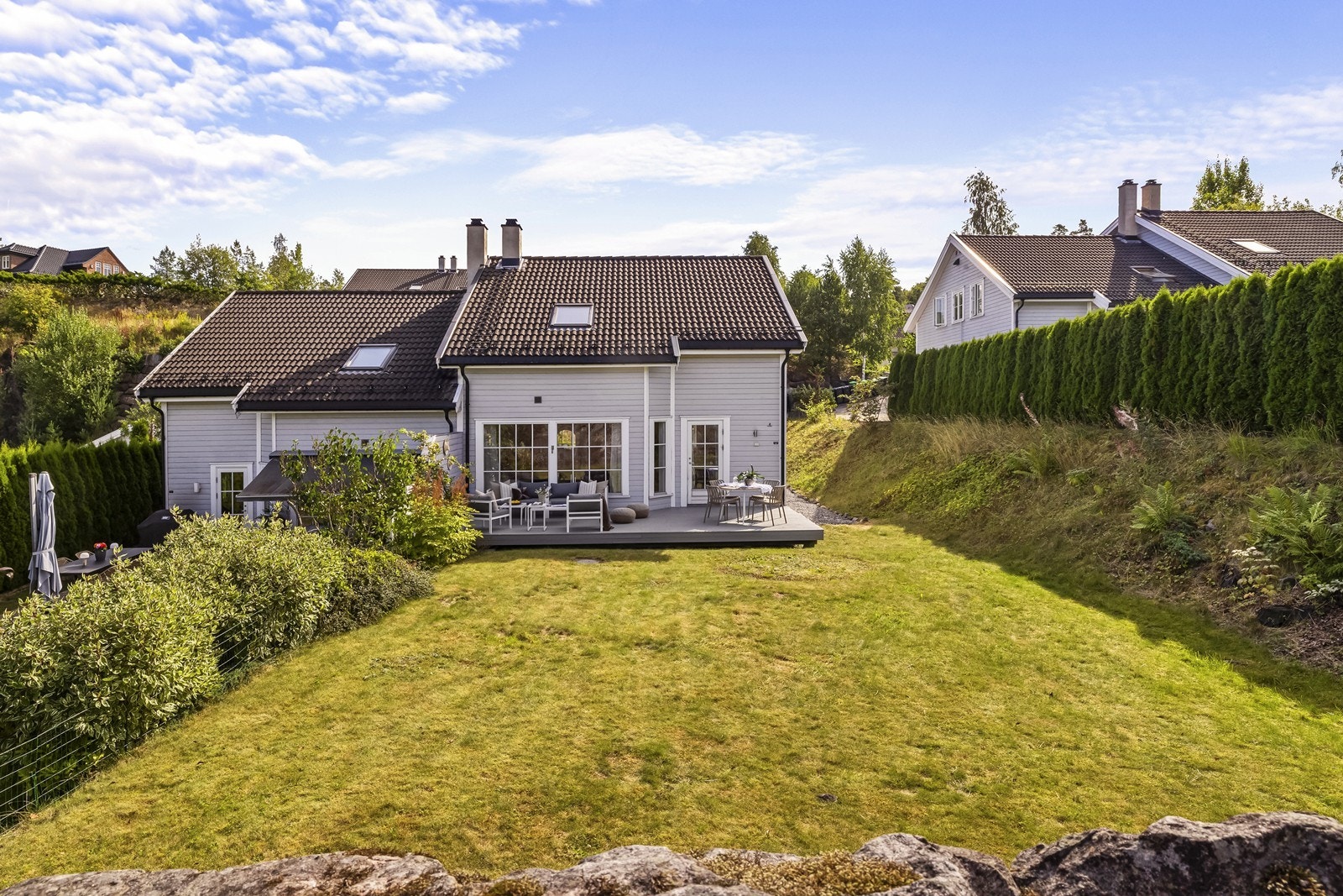 I hagen er det god boltreplass for store og små. Galleribilde
