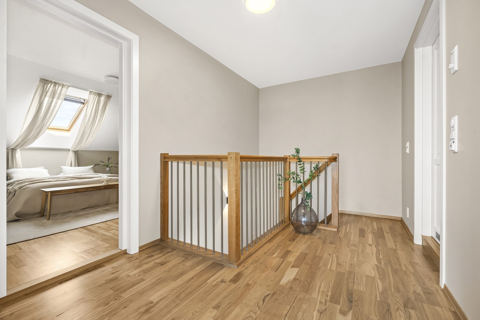 Gangen i 2.etasje gir deg adkomst til alle tre soverommene og badet. Galleribilde