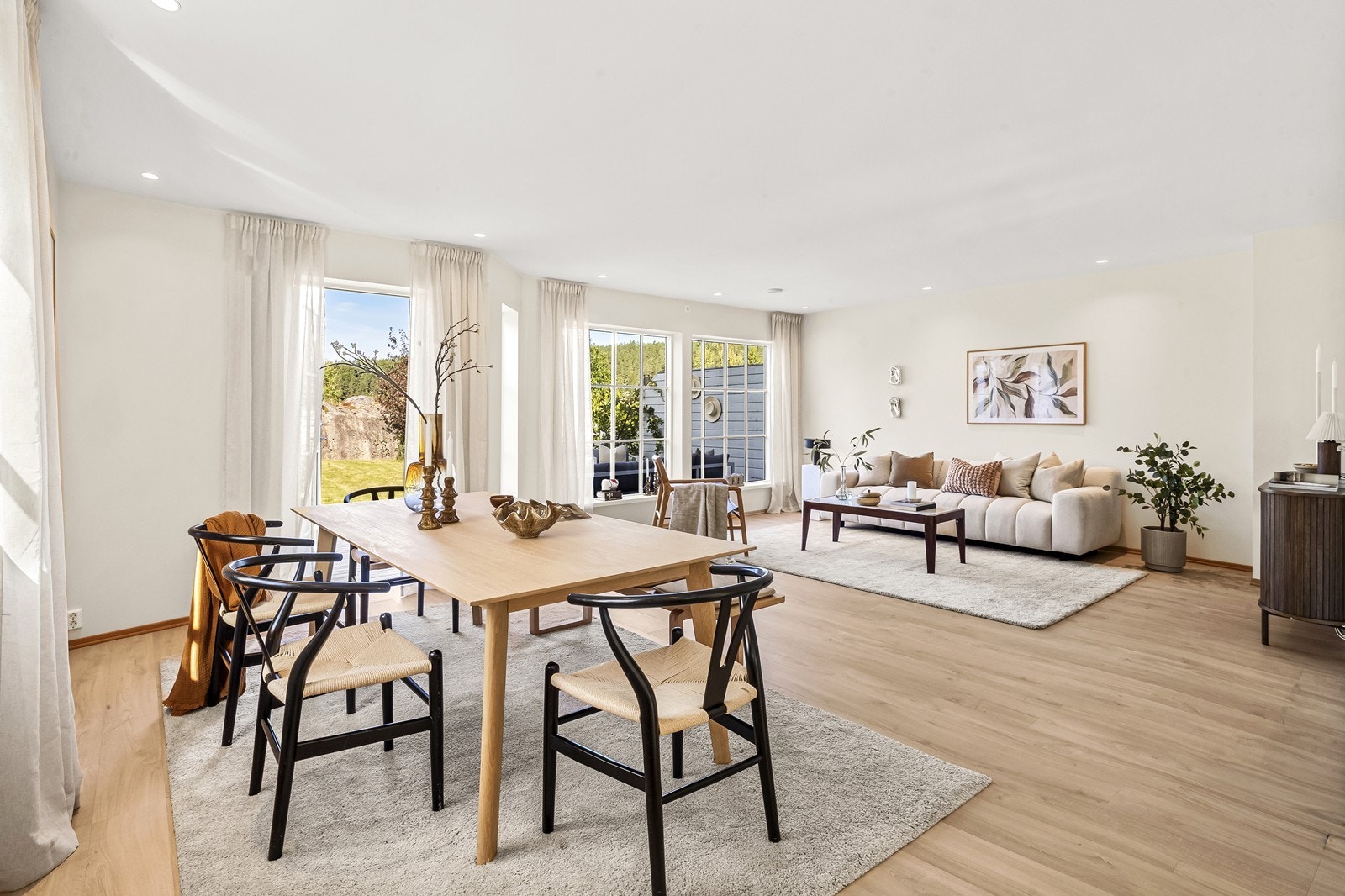 Det er god plass til stort spisebord der du kan samle hele familien. Galleribilde