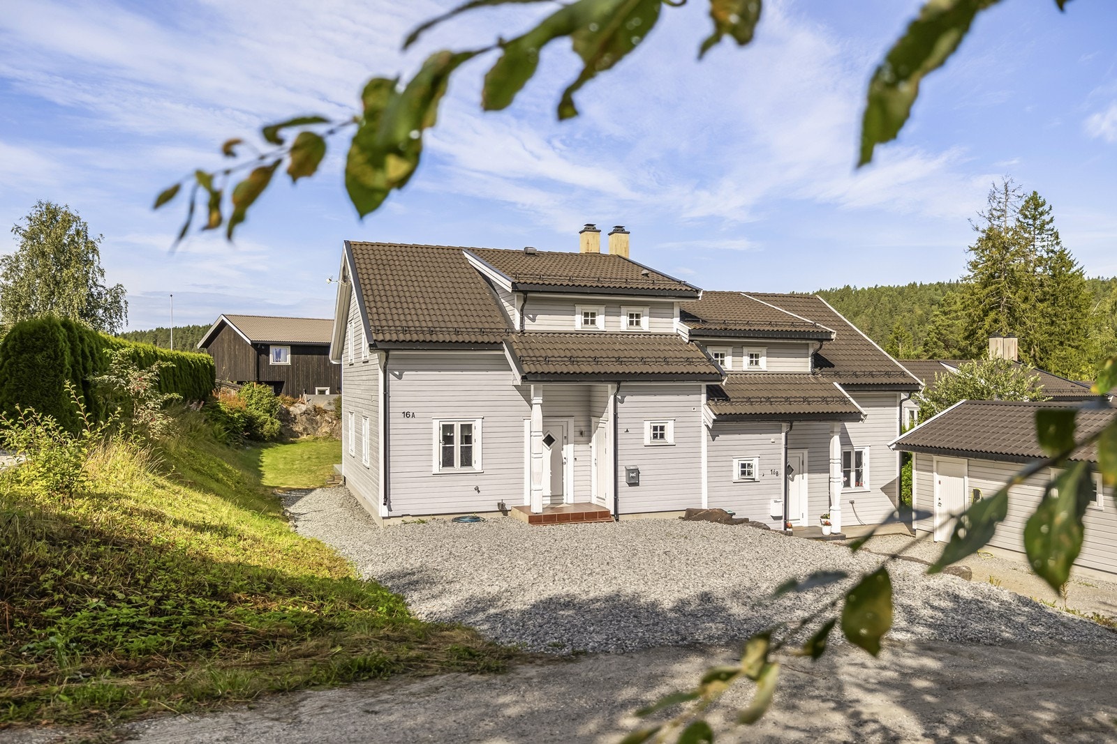 Gårdsplassen har plass til flere biler. Galleribilde