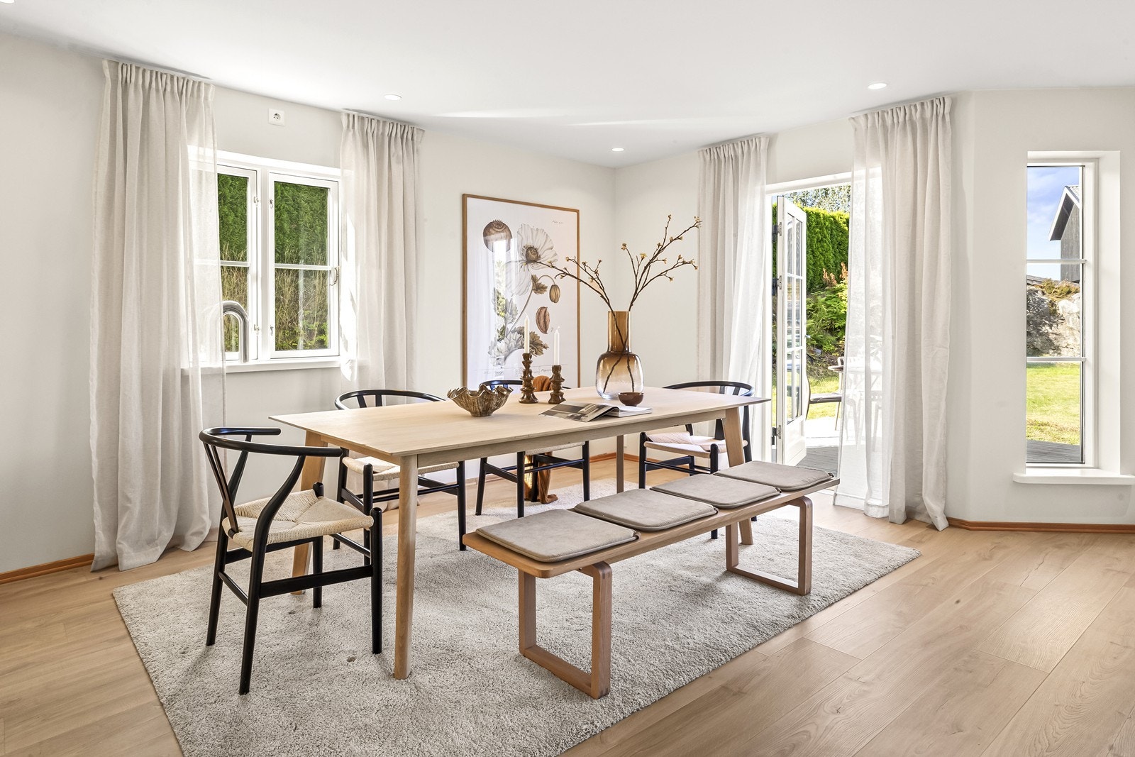 I forlengelsen av stuen har du utgangen til terrassen og den store hagen. Galleribilde
