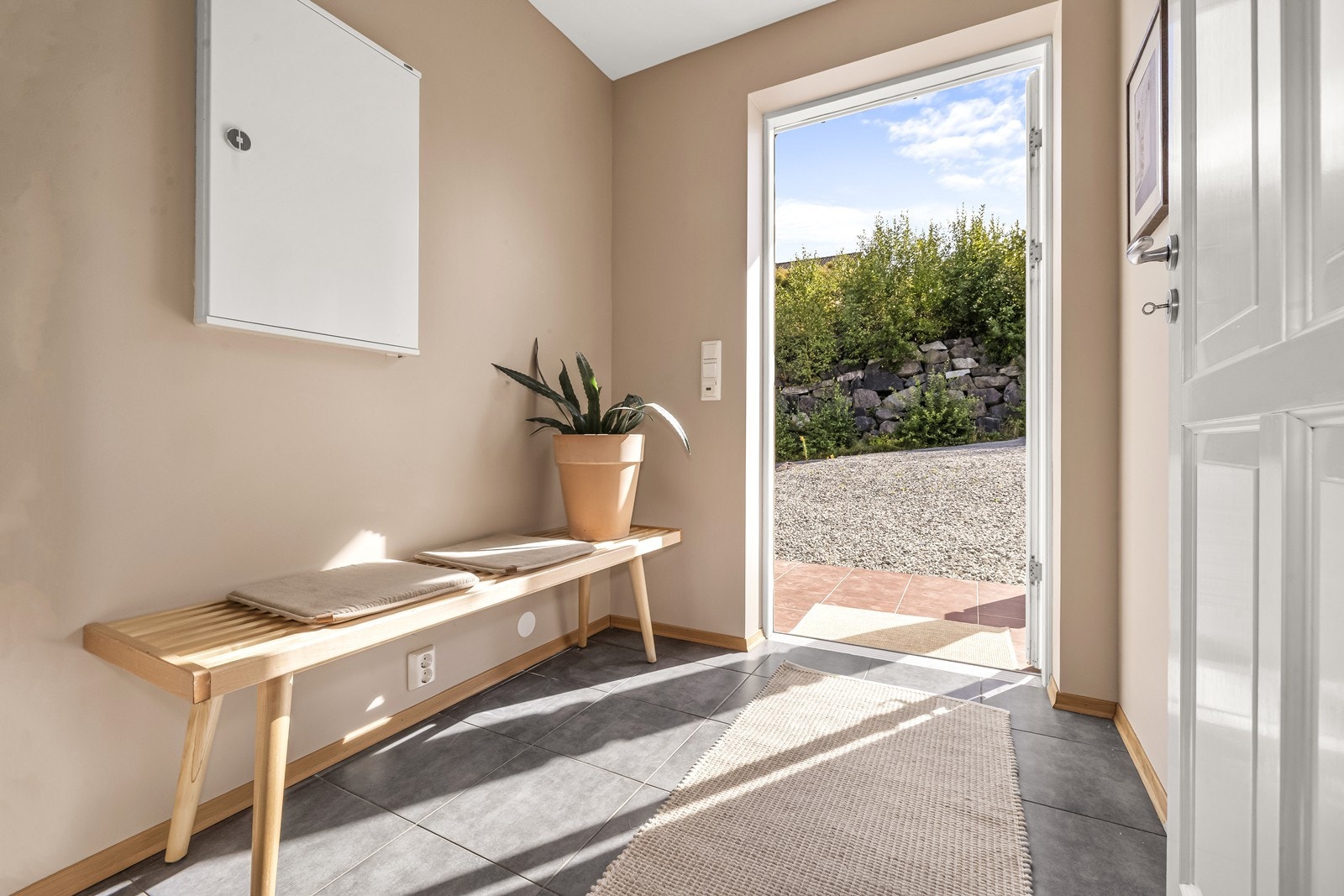 Entreen er flislagt med varme i gulvet. Galleribilde