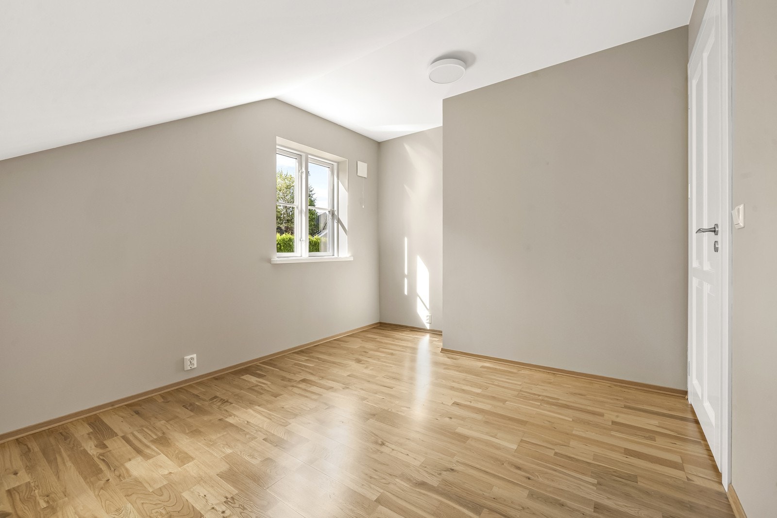 Soverom 3 har plass til både dobbeltseng og garderobeløsing. Galleribilde