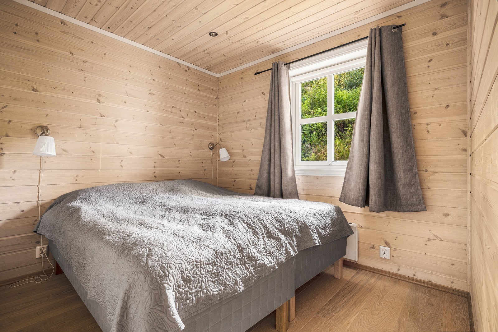 Leiligheten har tre romslige soverom på henholdsvis 5,7 m², 8,0 m² og 9,0 m² Galleribilde