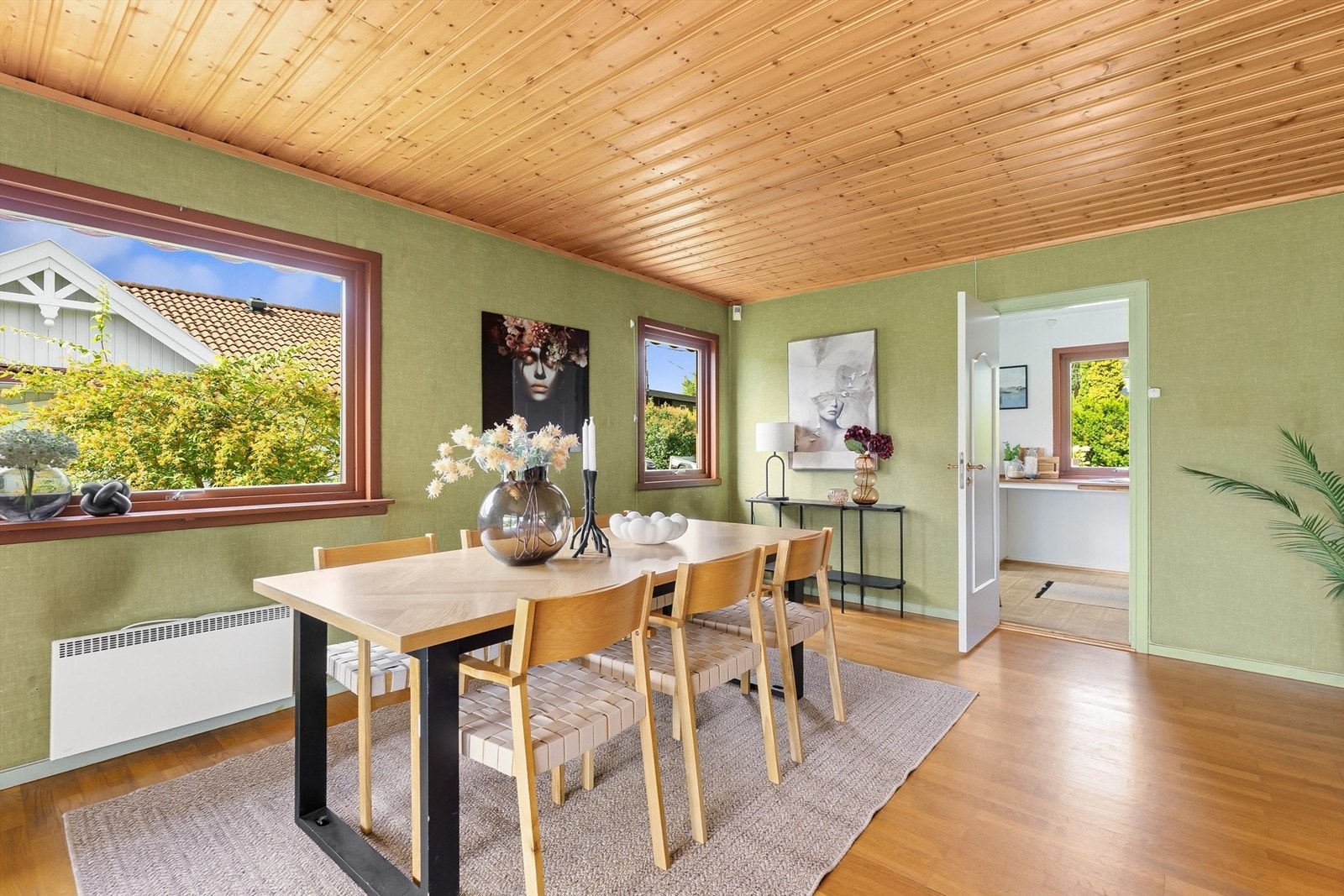 Spisestuen har god plass og er et naturlig samlingspunkt i boligen. Galleribilde
