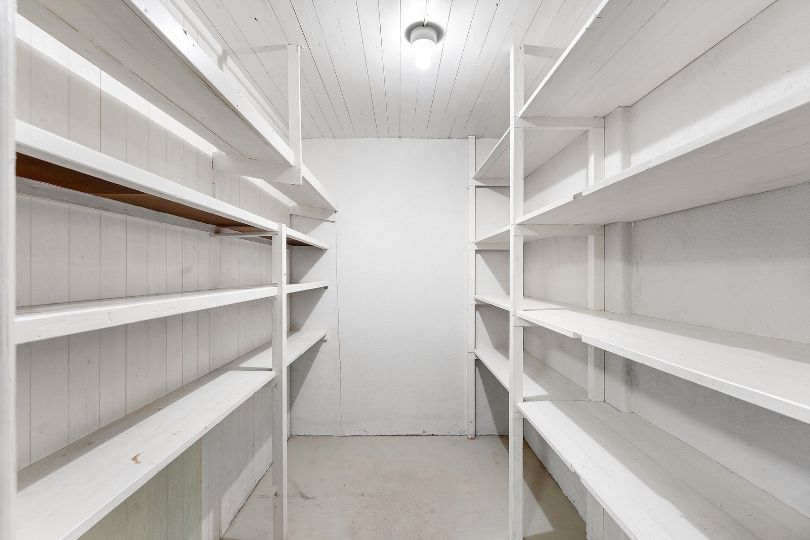 Gode lagringsmuligheter i kjelleren med flere boder og hyllesystemer. Galleribilde