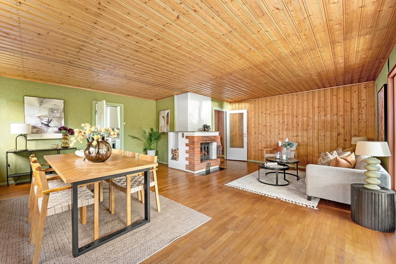Stuen har god plass til både spisebord og sofagruppe, med en sentralt plassert peis.
Foto: Zovenfra AS Galleribilde
