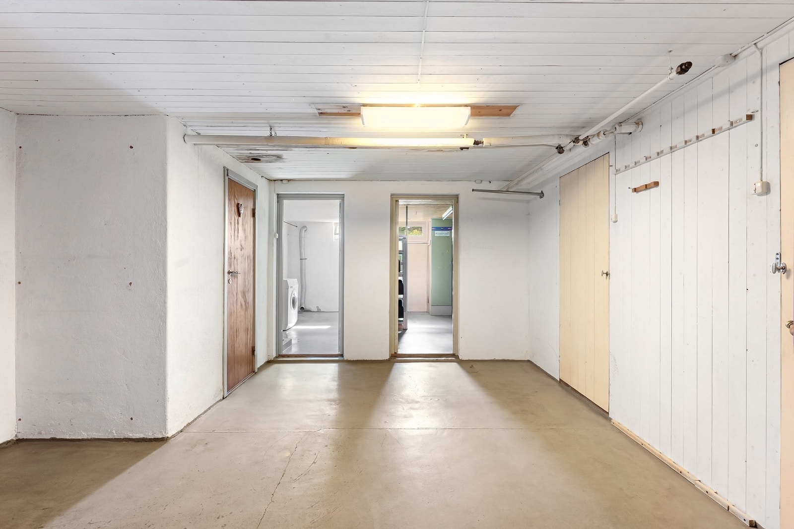 Kjelleren inneholder gang, vaskerom, toalettrom og tre boder. Galleribilde