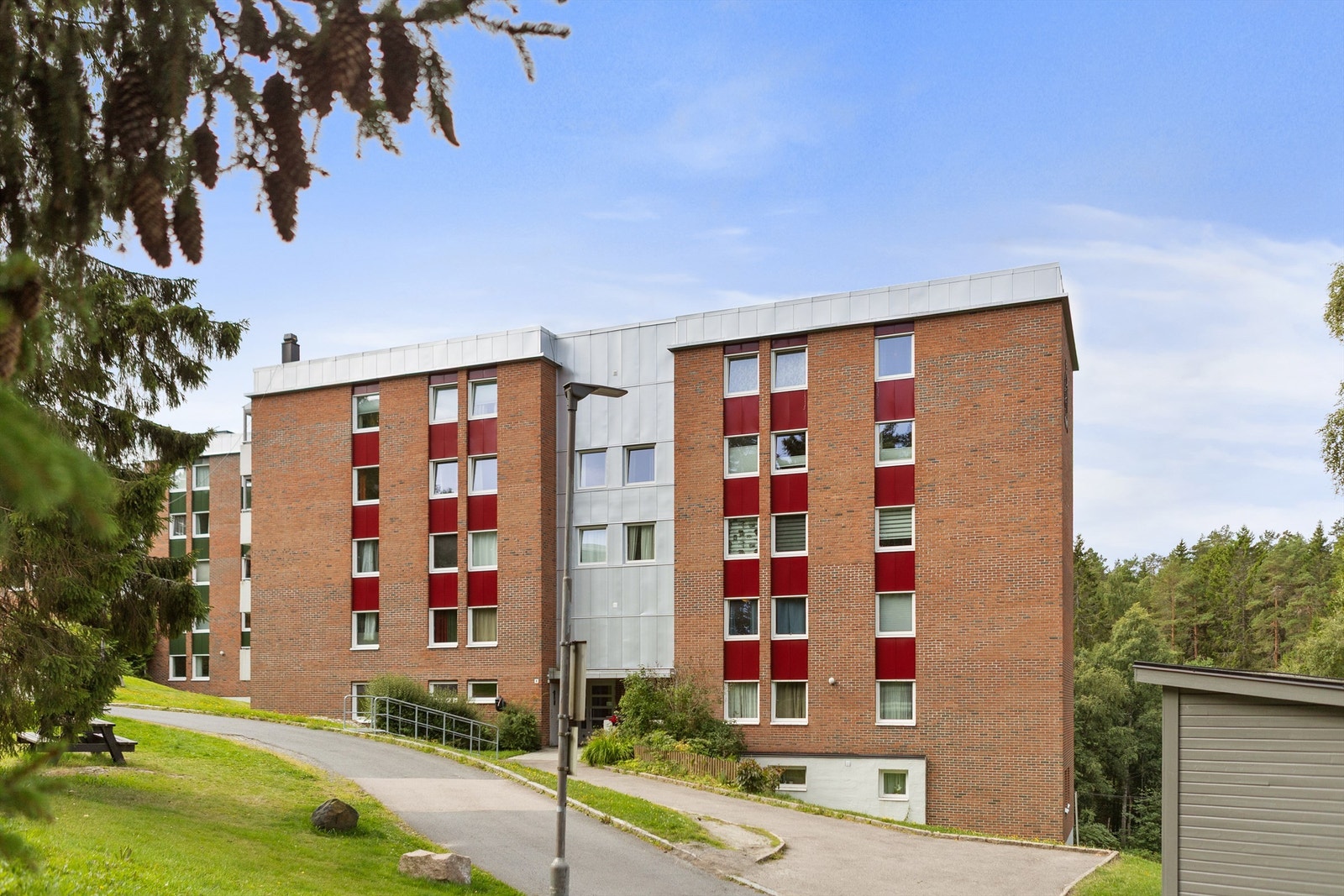 Leiligheten ligger i et etablert borettslag, med grønne omgivelser og tilgang til garasjeplass med elbillader. Galleribilde