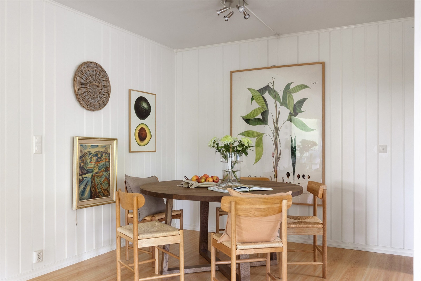 En hyggelig spiseplass med panelkledde vegger og plass til gode måltider og lange samtaler. Galleribilde