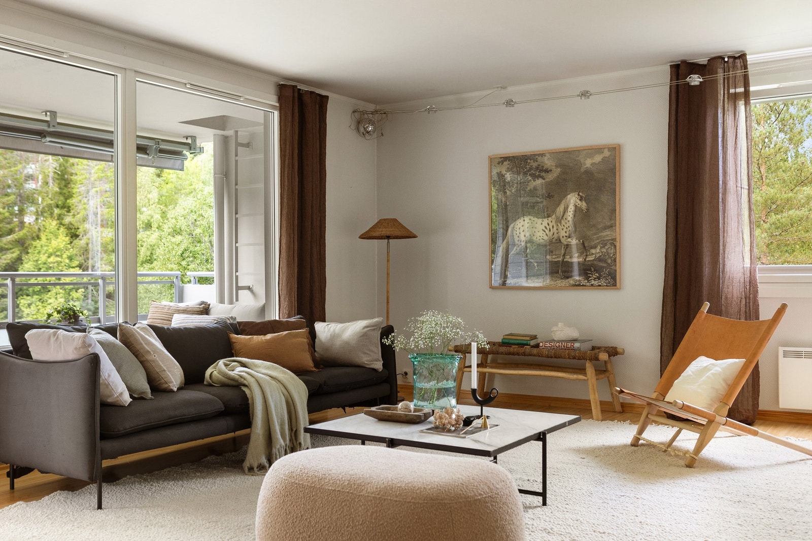 Store vindusflater rammer inn det grønne utsynet og slipper inn godt med naturlig lys. Galleribilde