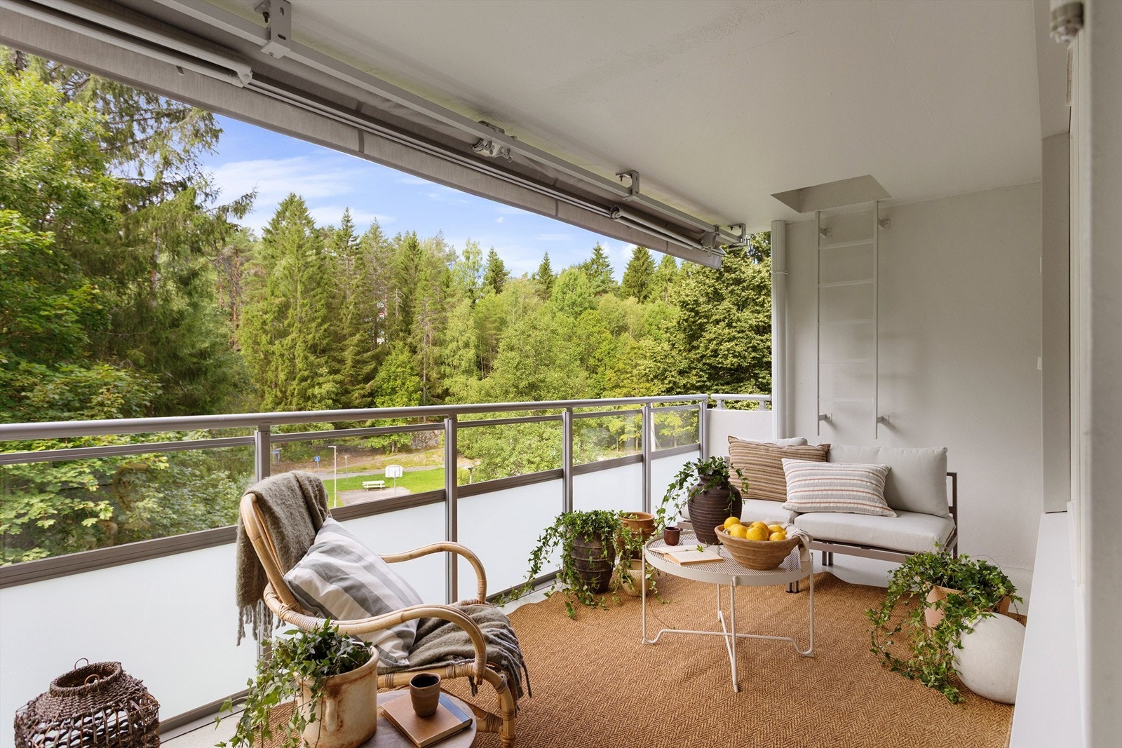 Leiligheten ligger skjermet til med grønne omgivelser og kort vei til Østmarkas flotte turområder. Her vil du trives! Galleribilde