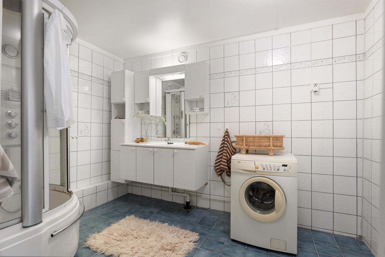 Badet har flislagte vegger og mekanisk avtrekk. Galleribilde
