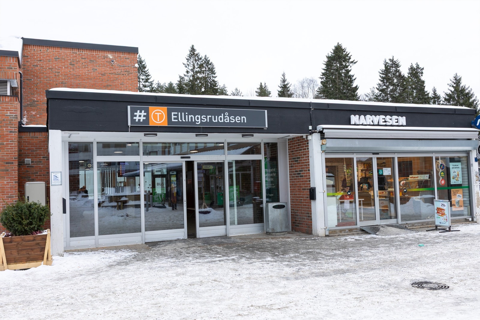 Kun tre minutters gange til Ellingsrudåsen T-banestasjon med direkte linje til sentrum. Galleribilde