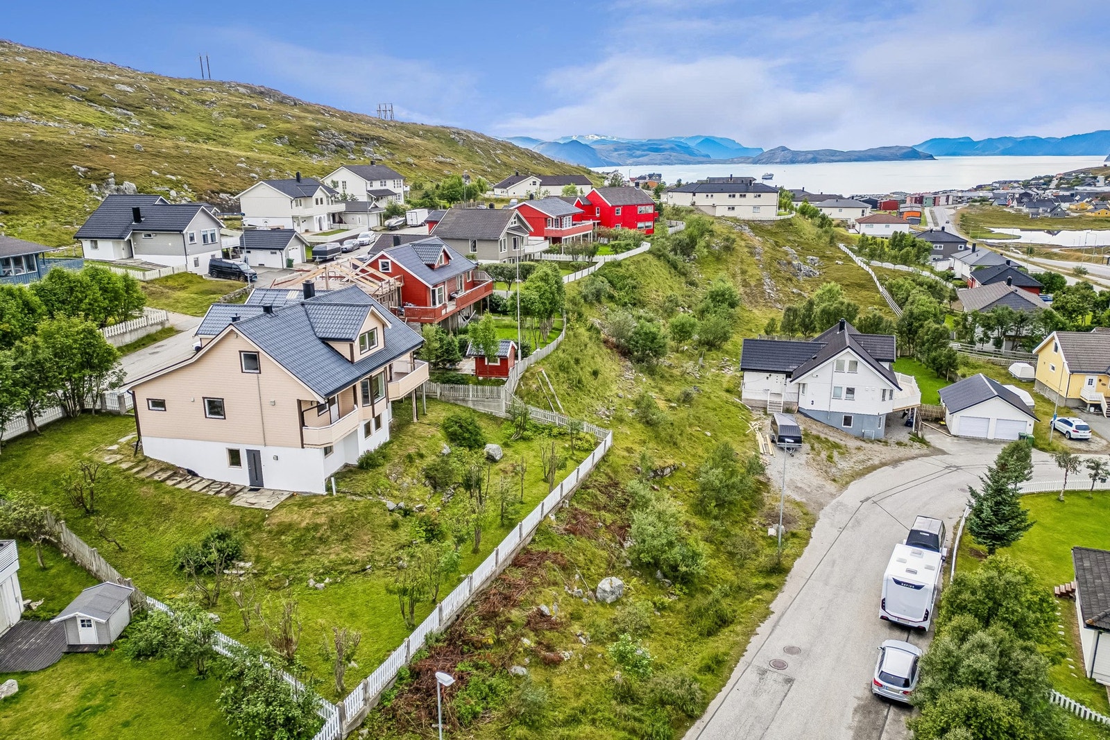 Boligen ligger i et skrånende terreng med utsikt over nærområdet. Galleribilde