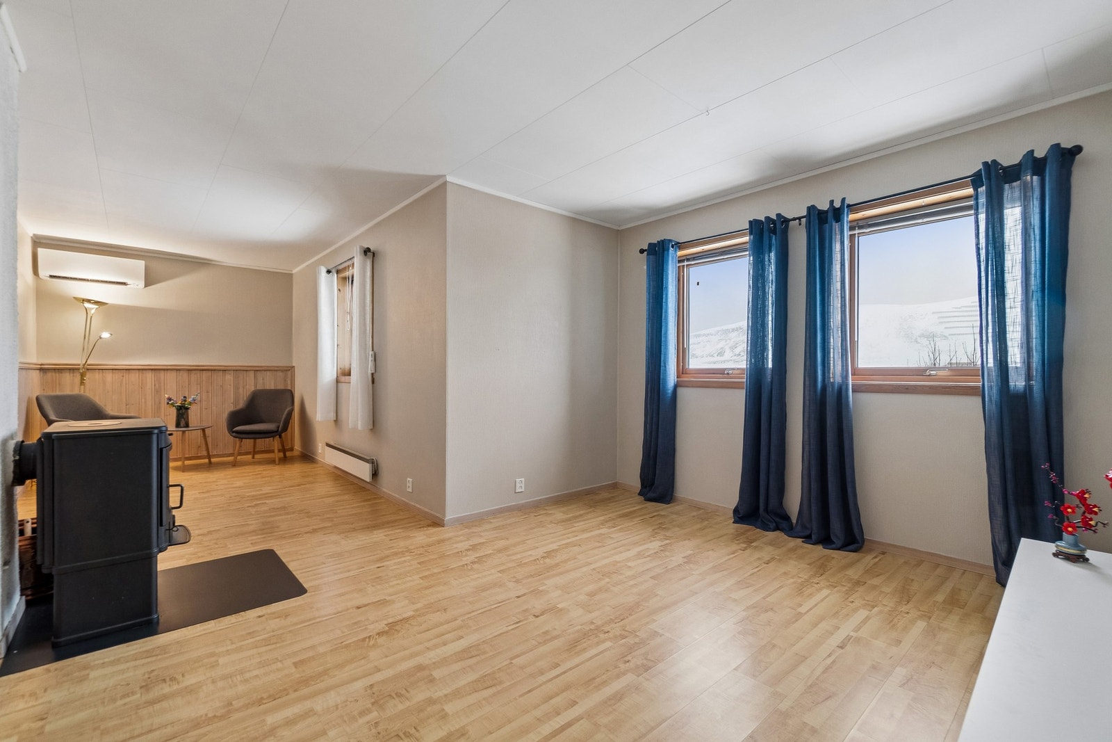 Stue i kjelleretasjen med vedovn for ekstra varme og hygge. Galleribilde